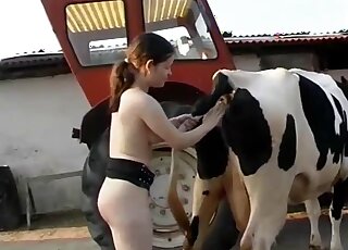 Hot amateur slut milks cow to cover her needy cunt and clit